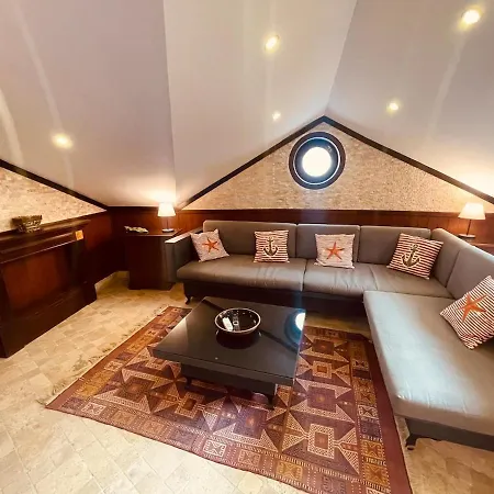 Retro, Two Bedroom And Livingroom On Main Street *