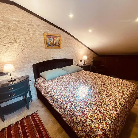 Retro, Two Bedroom And Livingroom On Main Street