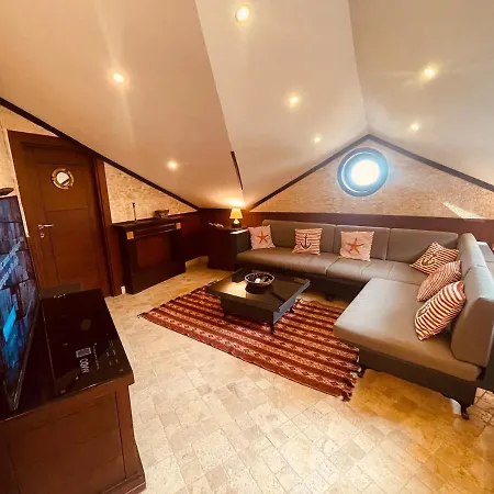 Retro, Two Bedroom And Livingroom On Main Street